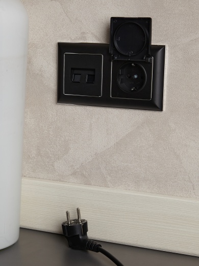 BRITE Рамка 2-местная РУ-2-Бр хром/черный IEK