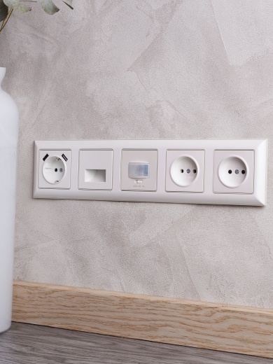 BRITE Рамка 5-местная РУ-5-Бр бежевый/жемчужный IEK