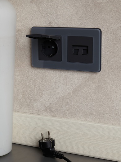 BRITE Розетка 1-местная с заземлением с защитными шторками и крышкой 16А IP20 РСбш10-3-БрГ графит IEK