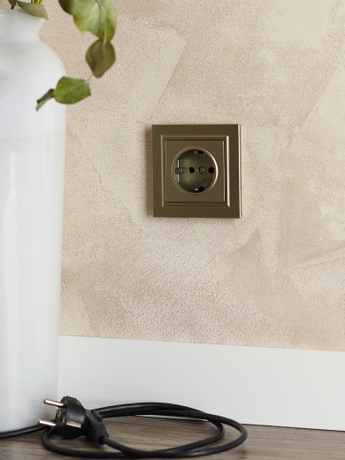 BRITE Розетка 1-местная с заземлением без защитных шторок 16А РС11-1-0-БрШ шампань IEK