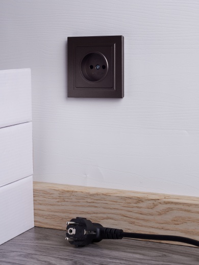 BRITE Розетка 1-местная без заземления без защитных шторок 10А в сб. РСР10-1-0-БрТБ темная бронза IEK