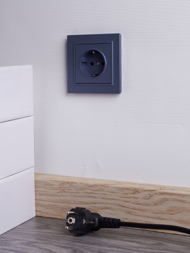 BRITE Розетка 1-местная с заземлением с защитными шторками 16А в сборе РСР14-1-0-БрМ маренго IEK