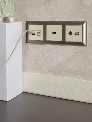 BRITE Рамка 3-местная РУ-3-Бр бежевый/шампань IEK