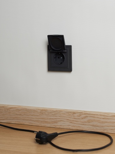 BRITE Розетка 1-местная с заземлением с защитными шторками и крышкой 16А IP44 РСбш10-3-44-БрГ графит IEK