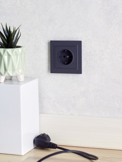 BRITE Розетка 1-местная с заземлением с защитными шторками 16А РС14-1-0-БрГ графит IEK