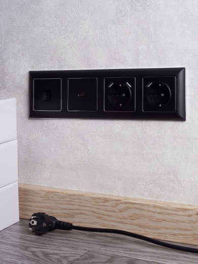 BRITE Рамка 4-местная РУ-4-Бр хром/черный IEK