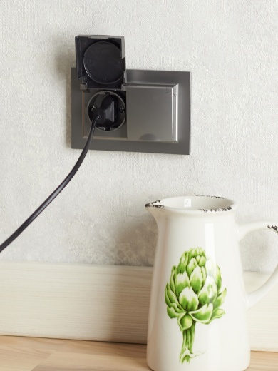 BRITE Розетка 2-местная с заземлением с защитными шторками и крышкой 16А в сборе IP44 РСбш12-3-44-БрС сталь IEK