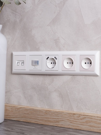 BRITE Рамка 5-местная РУ-5-Бр белый/белый IEK