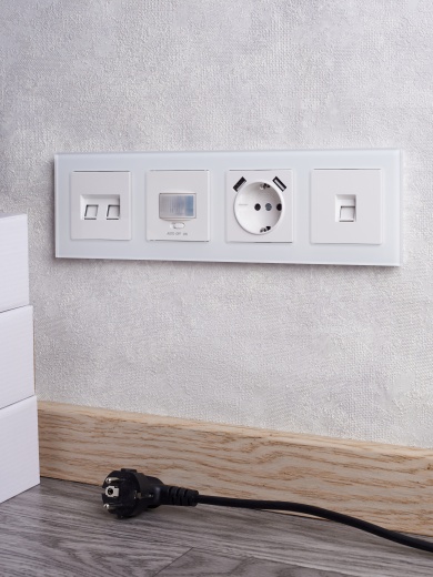 BRITE Рамка 4-местная РУ-4-2-Бр стекло белый матовый IEK