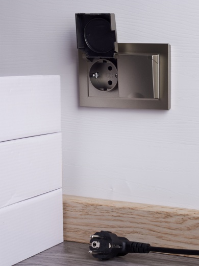 BRITE Розетка 2-местная с заземлением с защитными шторками и крышкой 16А в сборе IP44 РСбш12-3-44-БрШ шампань IEK