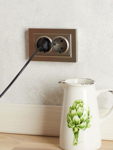 BRITE Розетка 2-местная с заземлением с защитными шторками 16А в сборе РСш12-3-БрШ шампань IEK