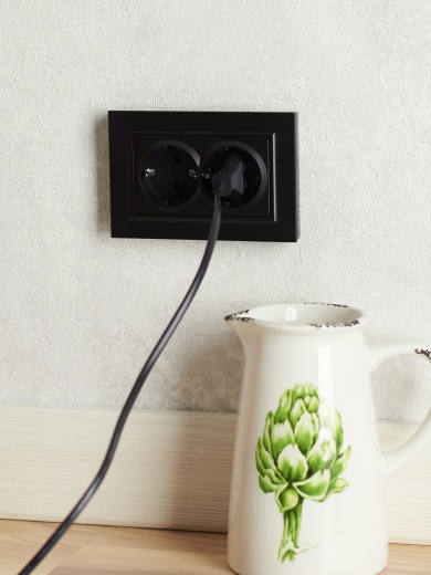 BRITE Розетка 2-местная с заземлением с защитными шторками 16А в сборе РСш12-3-БрЧ черный IEK