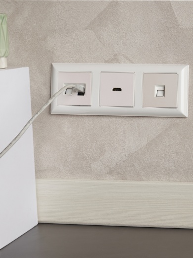 BRITE Рамка 3-местная РУ-3-Бр белый/белый IEK