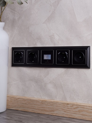 BRITE Рамка 5-местная РУ-5-Бр хром/черный IEK