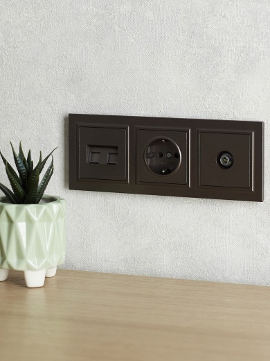 BRITE Рамка 3-местная РУ-3-БрТБ темная бронза IEK