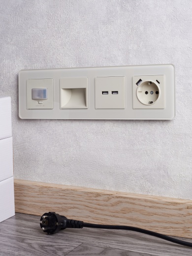 BRITE Розетка 1-местная с заземлением с защитными шторками 16А с USB A+C 18Вт РЮш11-1-БрКр бежевый IEK