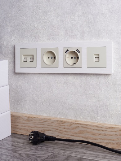 BRITE Рамка 4-местная РУ-4-Бр белый рифленый IEK